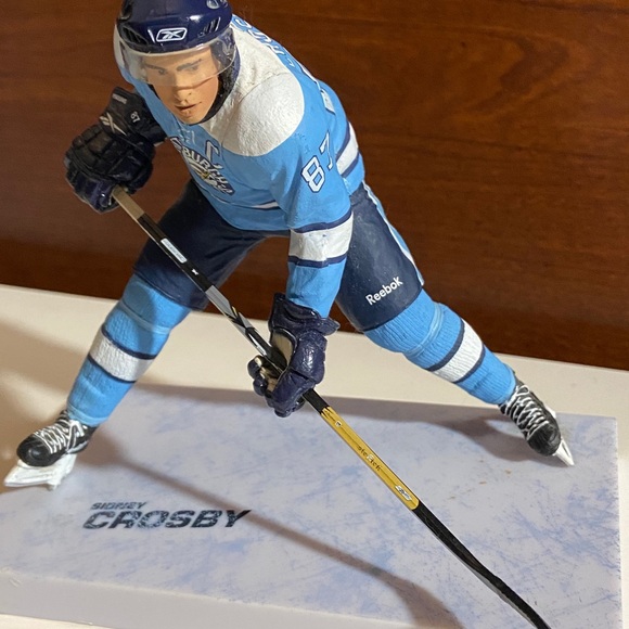 Limited Edition Sidney Crosby Figurine - Picture 2 of 2